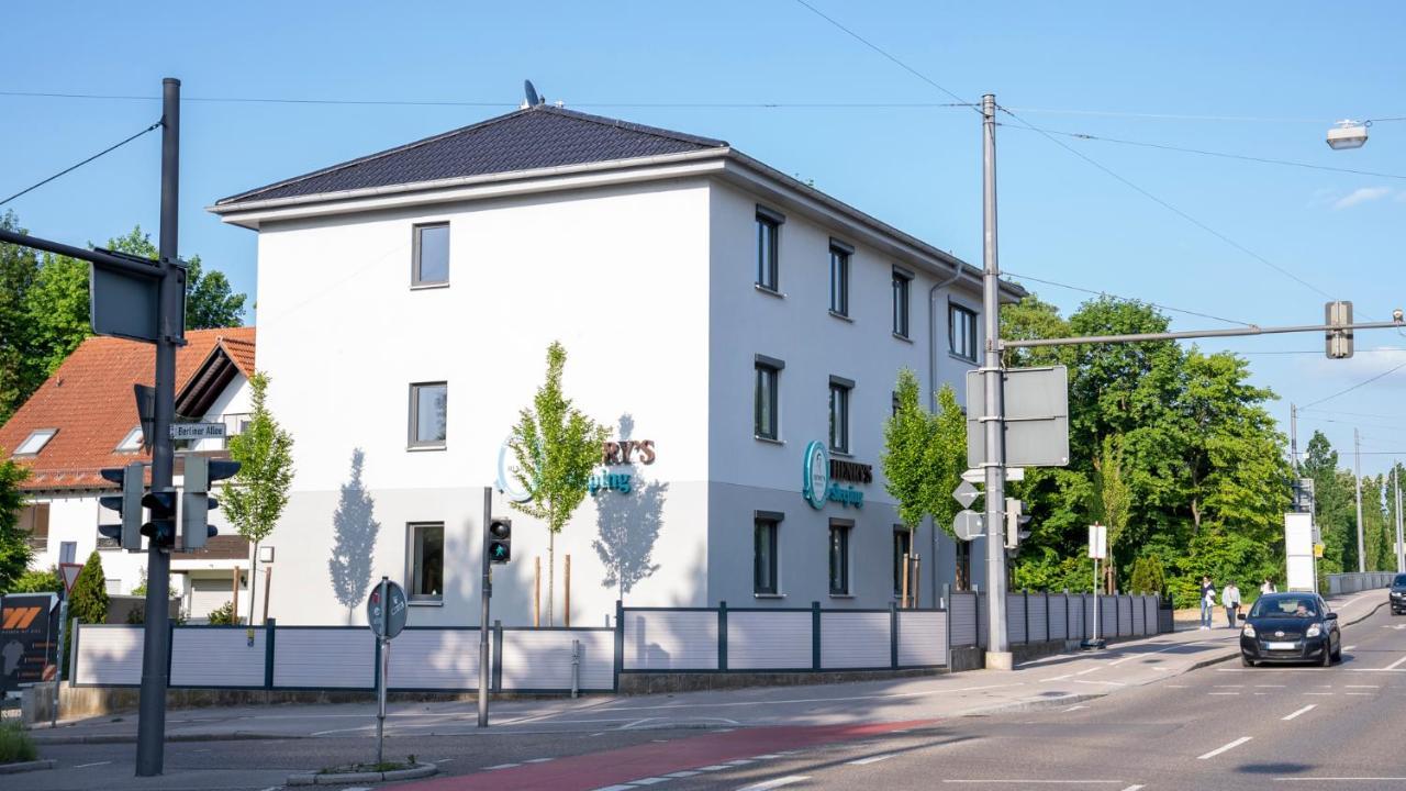 Henrys Sleeping Am Augsburger Eiskanal Esterno foto